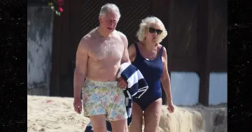 Фотографи сгащиха Чарлз и Камила по бански