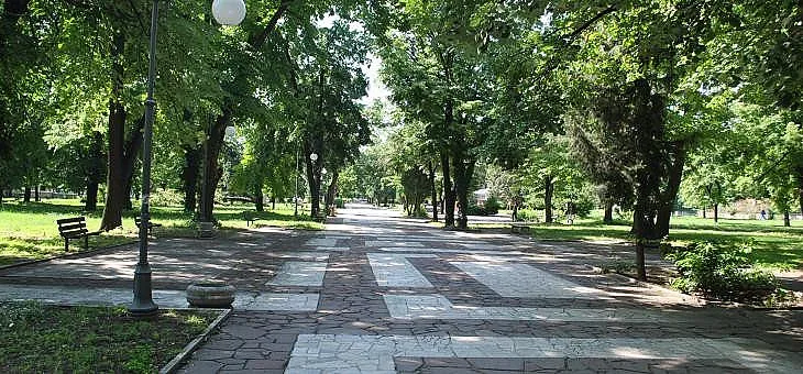 Доброволци почистват Станционната градина в Ст. Загора