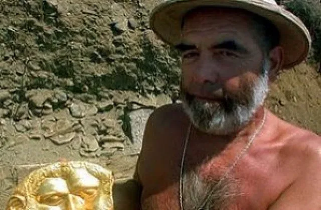 Издигат барелеф на археолога Георги Китов в град Шипка