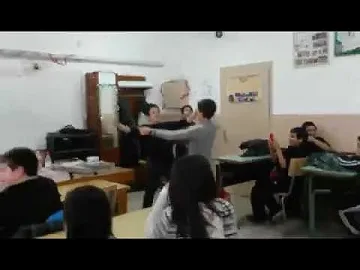 Ученички играят кючек в час, учителки им пляскат