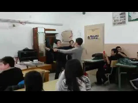 Ученички играят кючек в час, учителки им пляскат