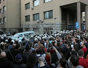 Вучич се измъкна, протестът обсади полицията в Белград