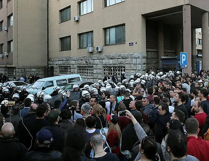 Вучич се измъкна, протестът обсади полицията в Белград