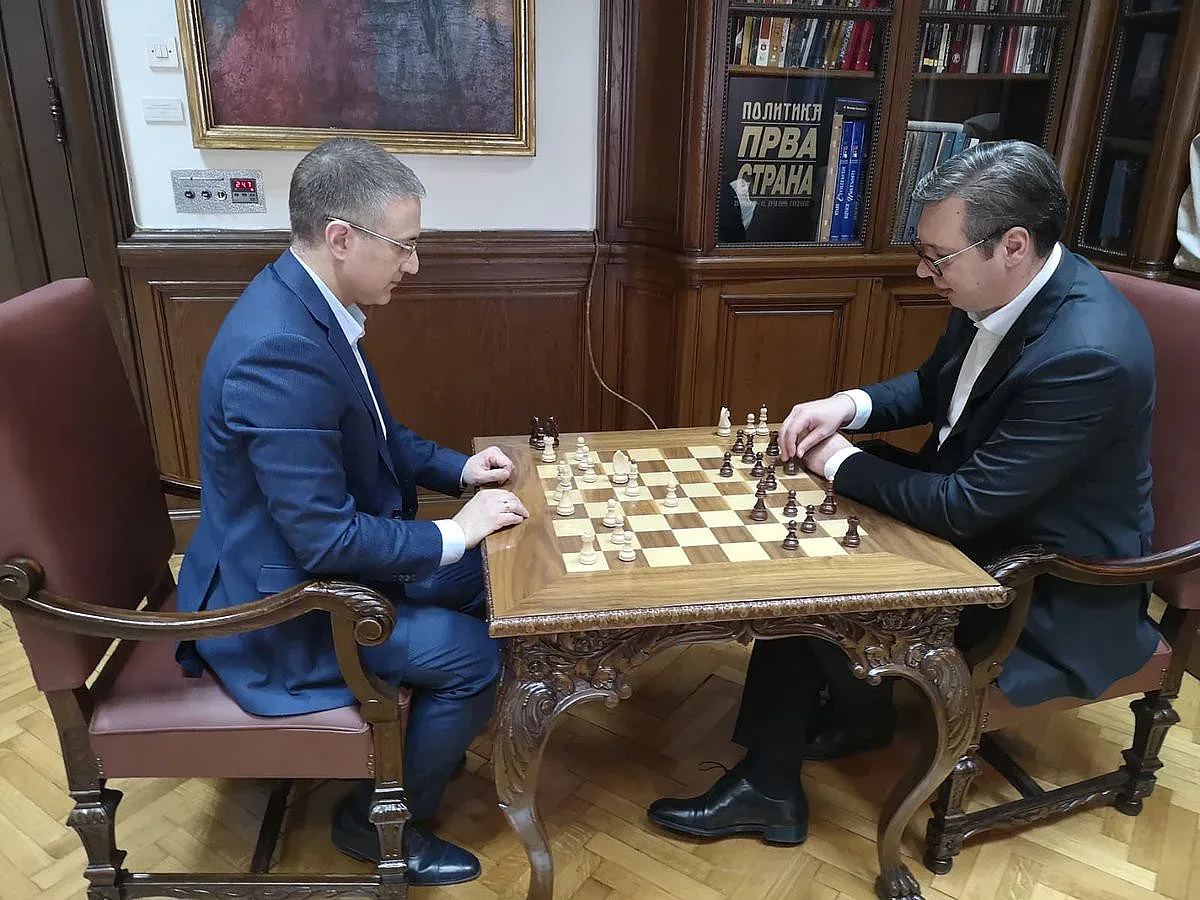 Вучич играе шах под обсада