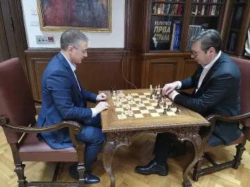 Вучич играе шах под обсада