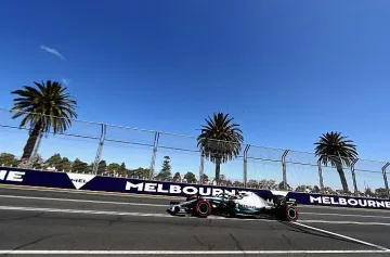 Ботас изненада Хамилтън в Мелбърн