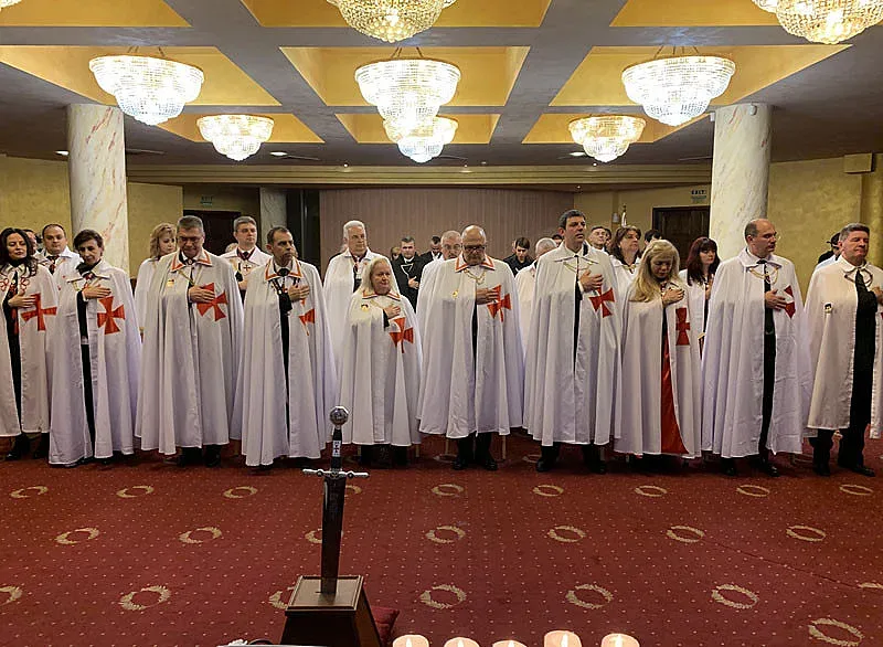 Тамплиери правят златен престол за папата