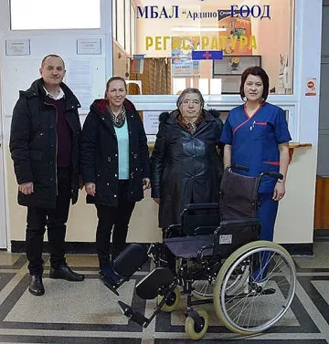 Изселничка от Родопите дари инвалидна количка на болницата в Ардино