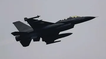 Боен пилот № 1 пробва как ще лети новия F-16