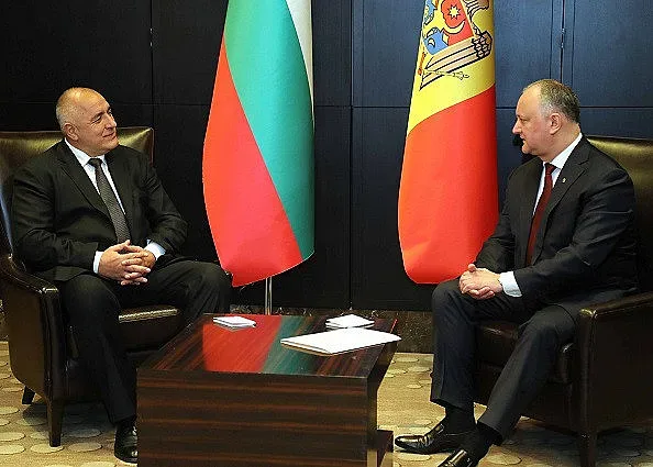 Премиерът на четири очи с президента на Молдова