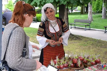 Деца правят захарни петлета в Сердика-център