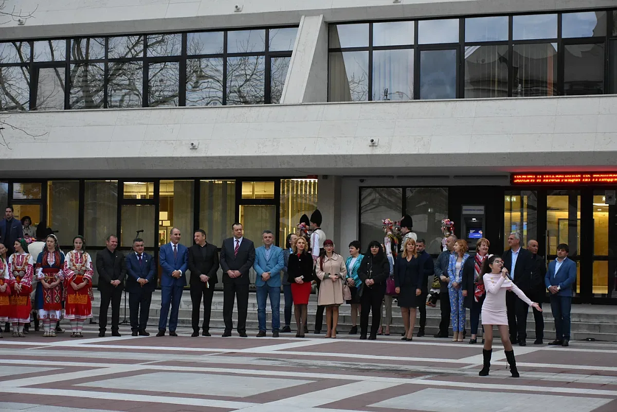 Цветанов и Камбитов откриха пл. "Георги Измирлиев"