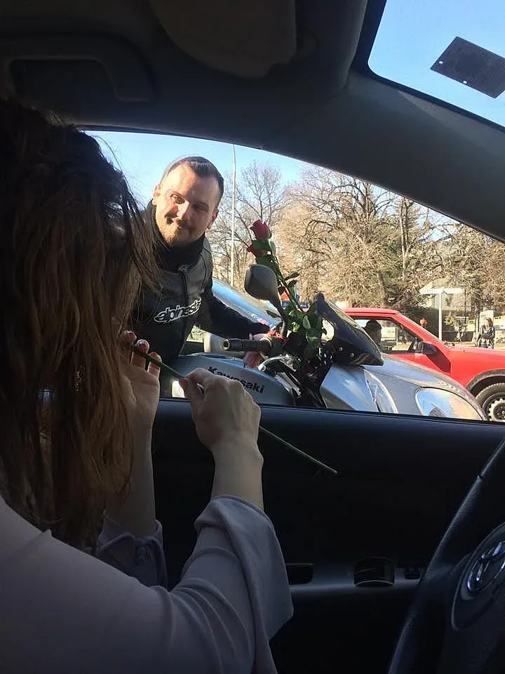 Непознати мъже подаряват цветя на варненки