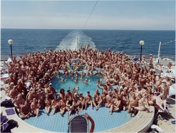 Данъчни под прикритие заклещени  сред нудисти в открито море