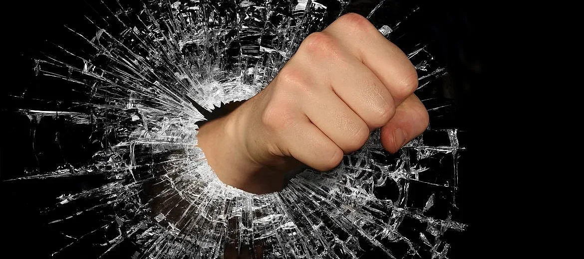 Гневен работник разби колата на шефа си