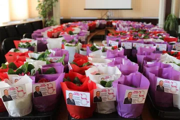 2000 дами от Разград с цветя от губернатора