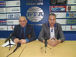 Легенди на “Ман Юнайтед”  играят с шампионския “Етър"