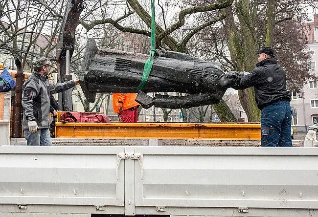 Паметник на свещеник педофил демонтиран в Полша