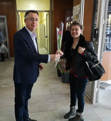 Кметът Хасан Азис поздрави служителките в общината с лалета