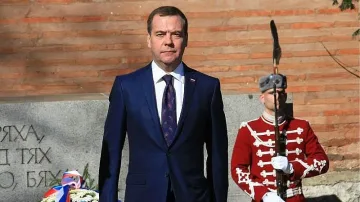 Медведев и бг наивниците