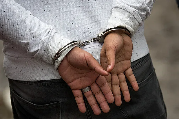 Насилник счупи ръката на жена си