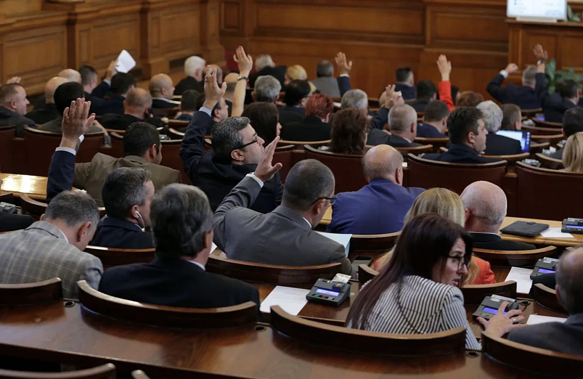 Парламентът гледа ветото на президента