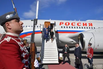 Посрещнахме Медведев с "Велик е нашият войник" /СНИМКИ, ОБНОВЕНА/