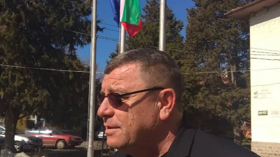 Ремонтират централния площад в Камено