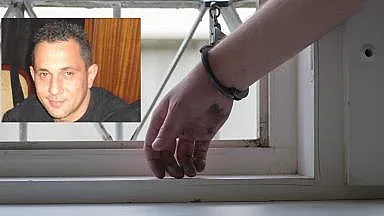 Искат арест за бащата, пребил дъщеря си