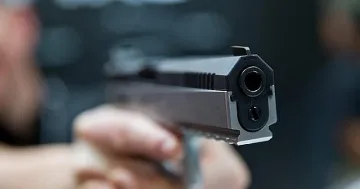 Бивш военен гони с пищов деца