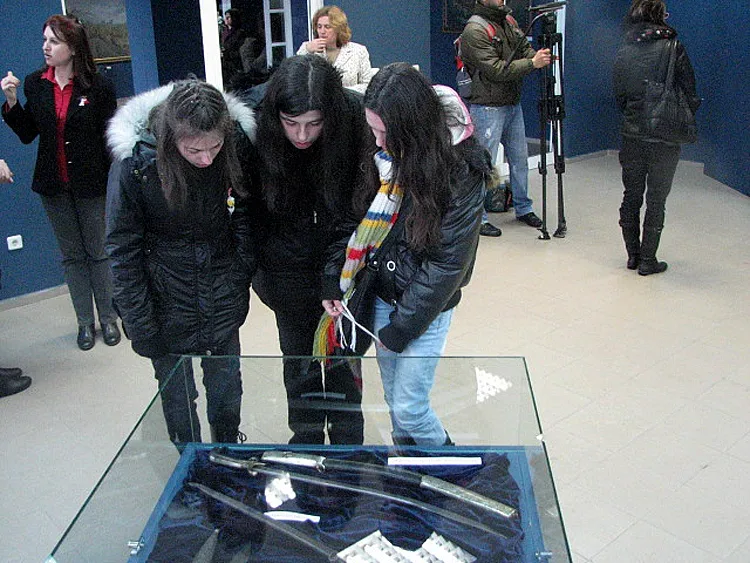 Деца гледат сабята на Жельо войвода