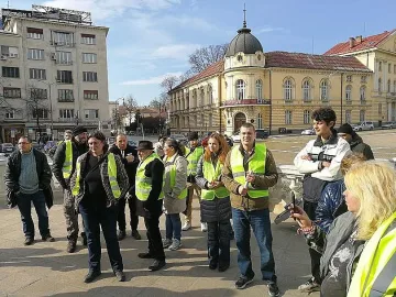 50 полицаи пазят протестна седморка