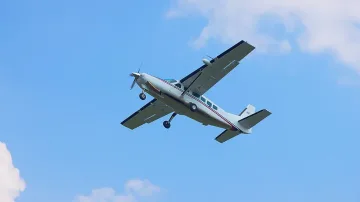 Самолет се вряза в 18-етажна сграда