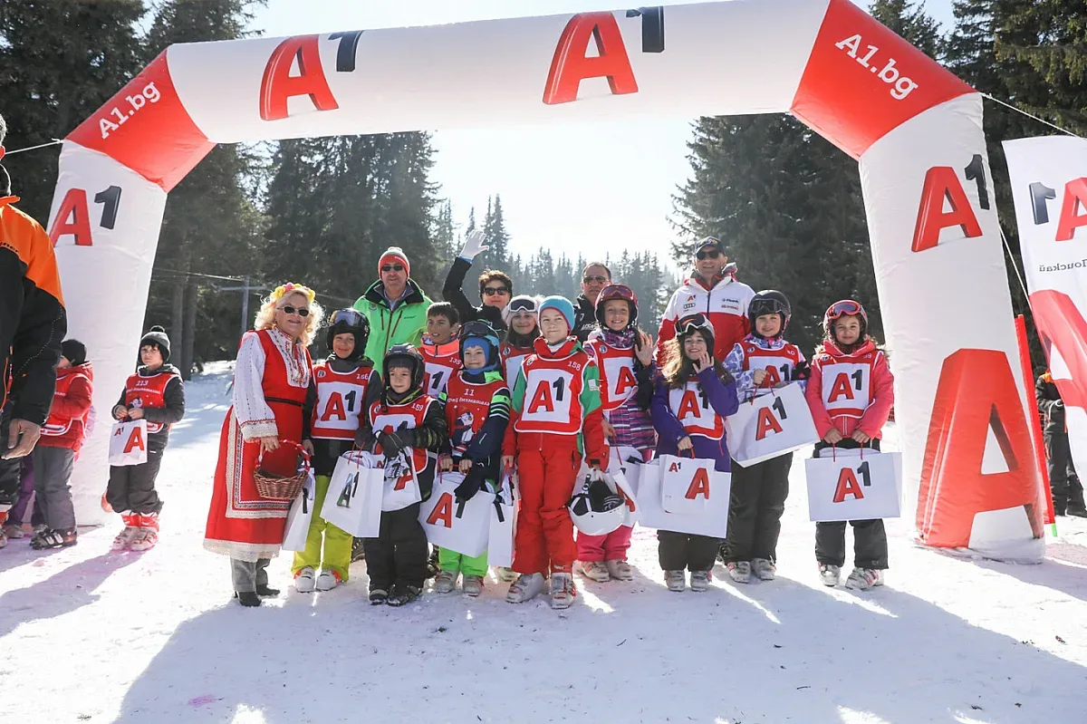 Баба Марта зарадва децата от "Научи се да караш ски"