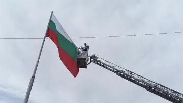 За празника - нови трибагреници на входа и изхода на Кърджали
