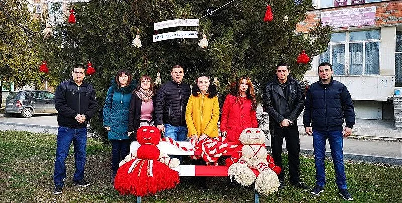 Младежи от ГЕРБ украсиха Разград за Баба Марта