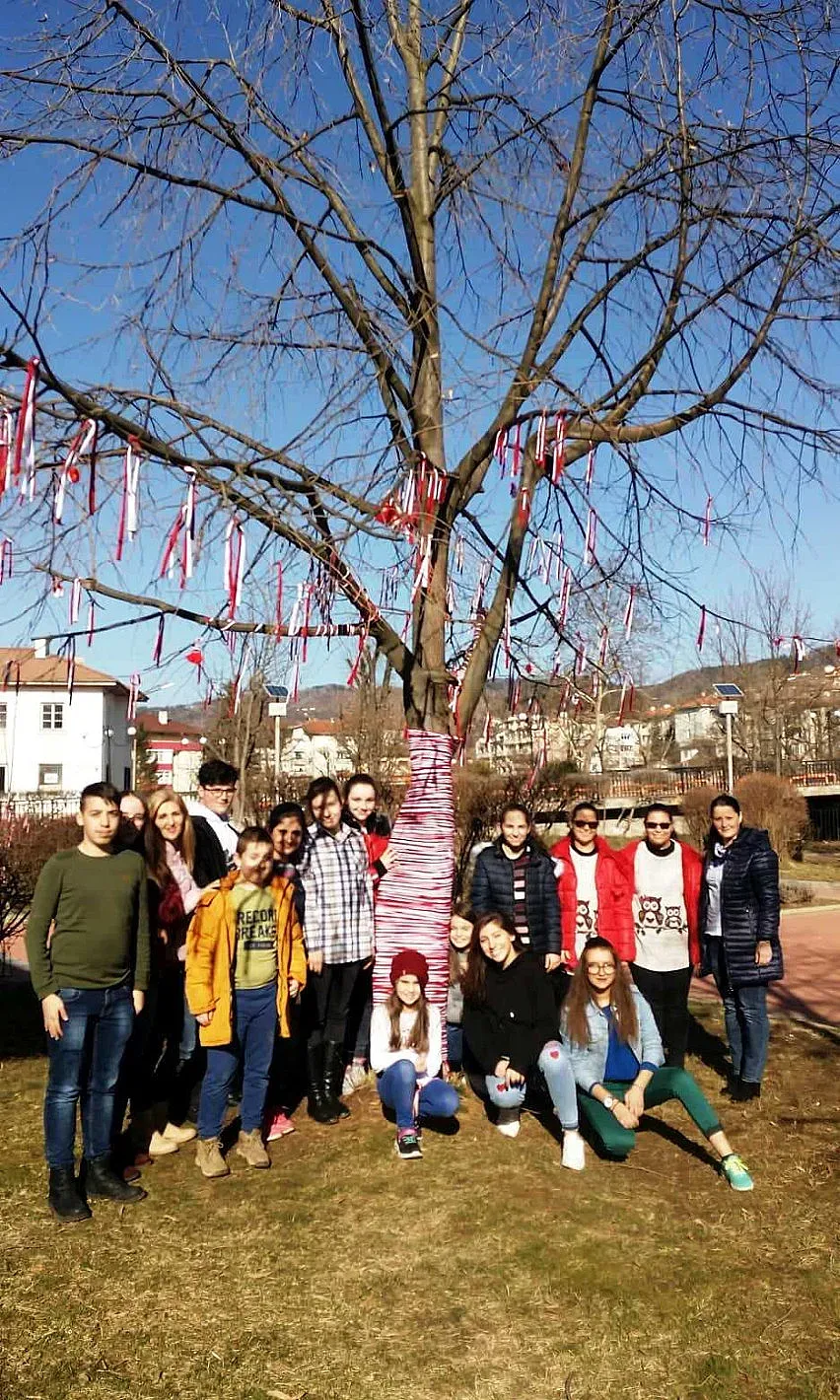 Деца от Ардино окичиха дърво с ръчно изработени мартеници