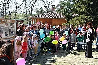 Закичват с мартеници животните в зоопарк