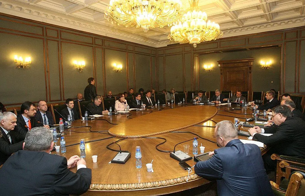 Депутатите без заплата и стаж при 3 отсъствия