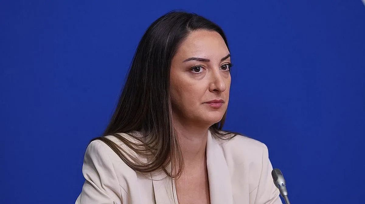 Хвърлиха тежки обвинения към депутатката с бебето! Тя: Няма да се откажа!