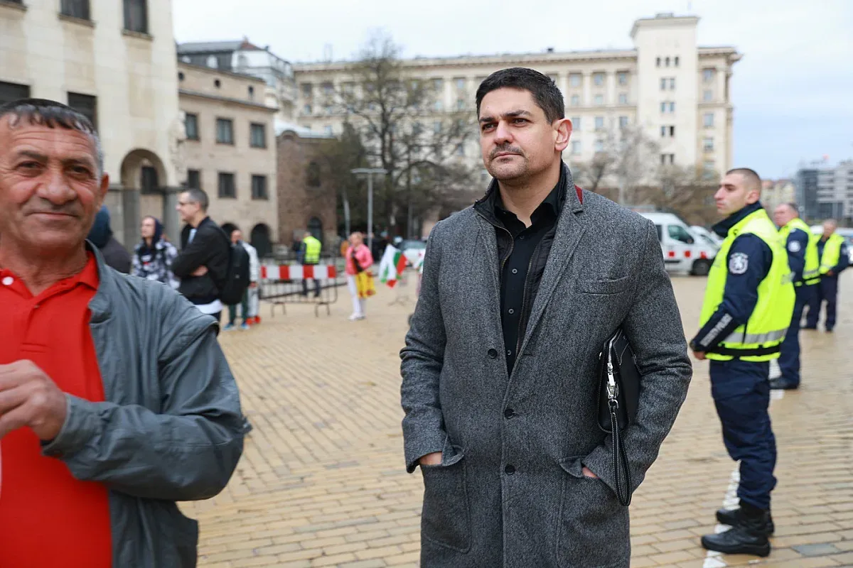 Радостин Василев изкара хората си на протест. "Величие" се присламчва