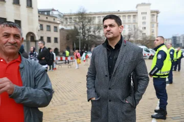 Радостин Василев изкара хората си на протест. "Величие" се присламчва