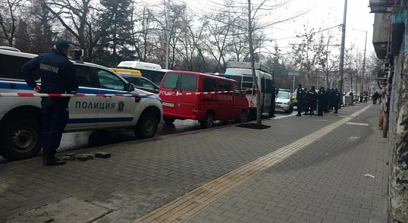 Задържаха шофьор и пътници в такси в София
