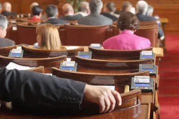 Партийните неволи изместиха човешките