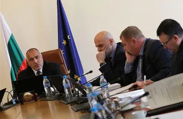 Кабинетът подава ръка на малките кметове