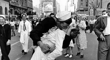 Почина матросът от най-известната снимка на XX век