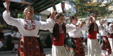 Бебета и баби обличат носии