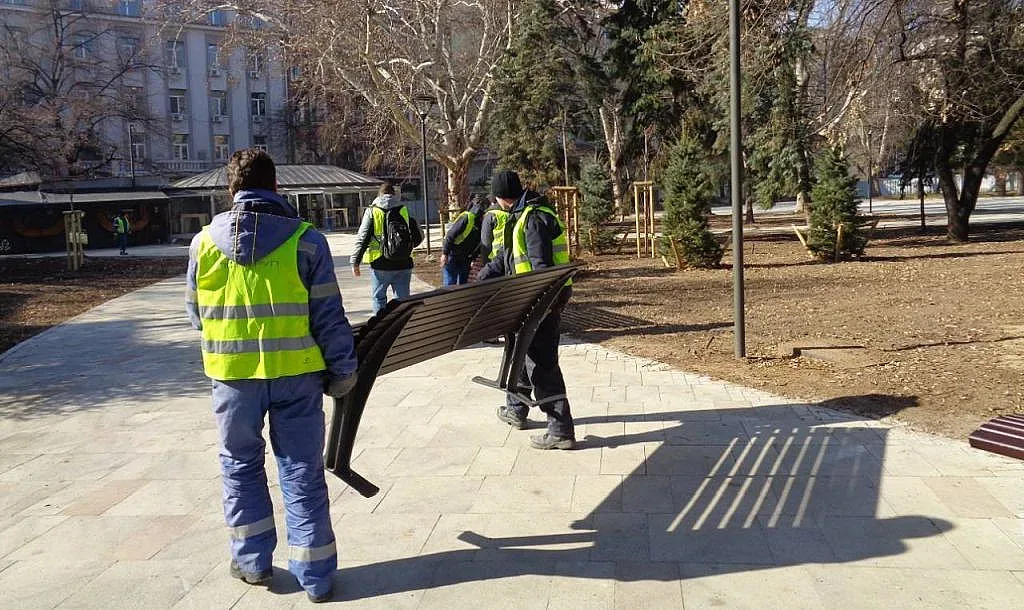Монтират пейките в градинката на Кристал