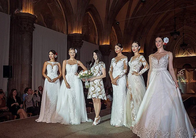 ВИП дами дефилират в бродерии и дантели