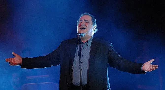 Отиде си легендарен гръцки певец